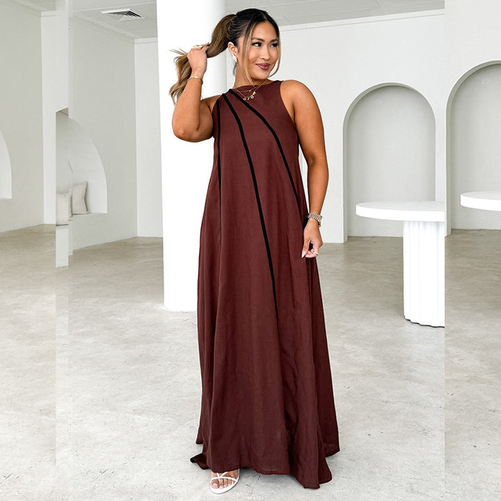 Dame maxi kjole med asymmetrisk design og elegante kontrastsyninger