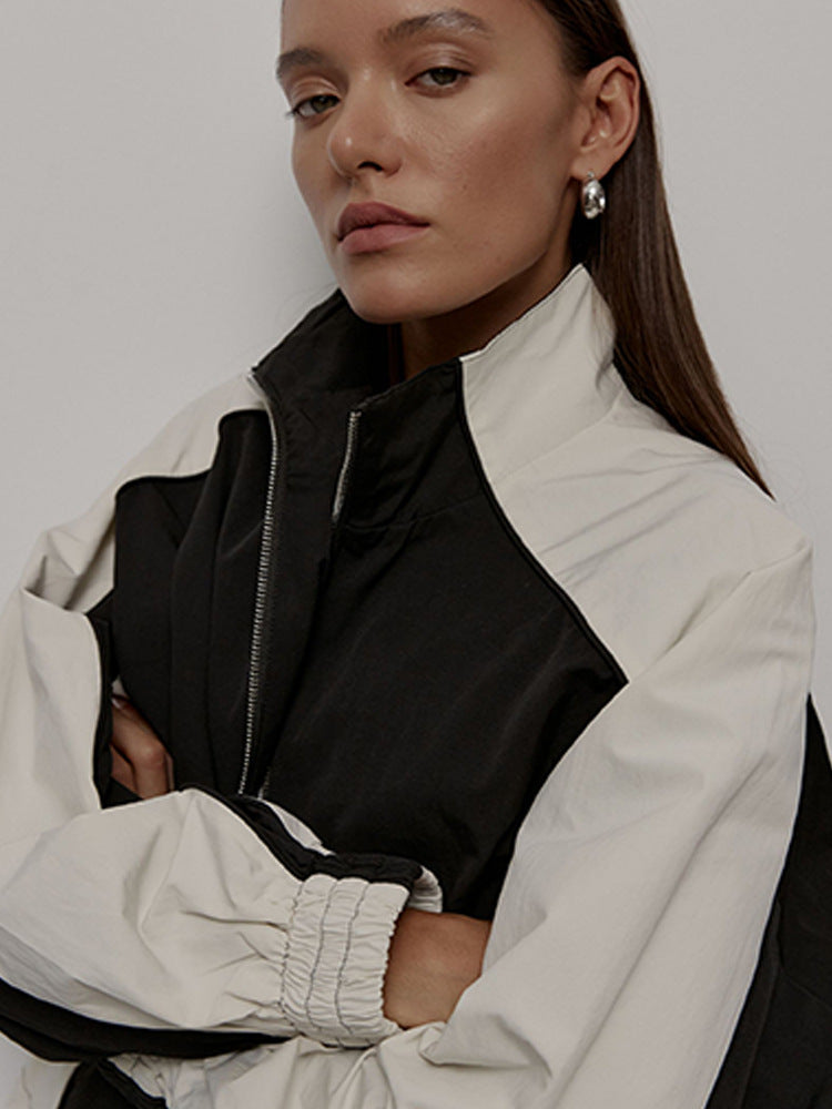 Kvindernes sporty oversized jakke med høj krave og lynlås Skovae