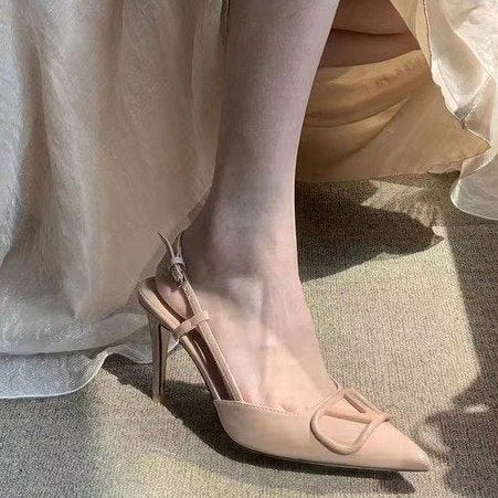 Dame Sling-Pumps med elegant spids form og justerbar rem Stilla
