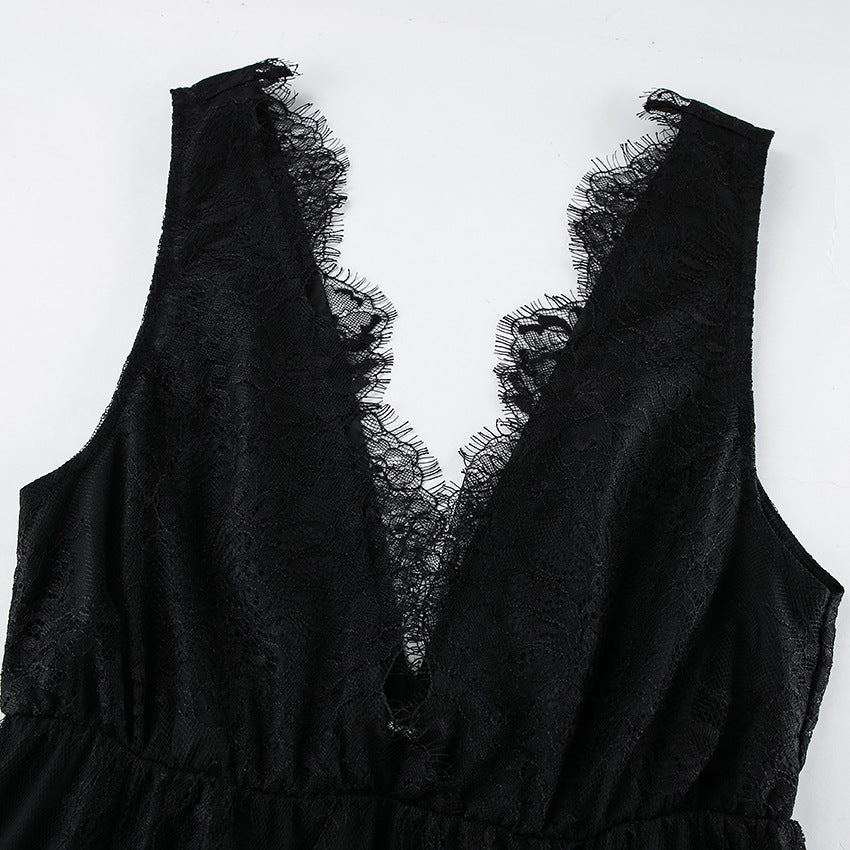 Dame spidskjole med elegant drapering og detaljeret overlayer Stilla