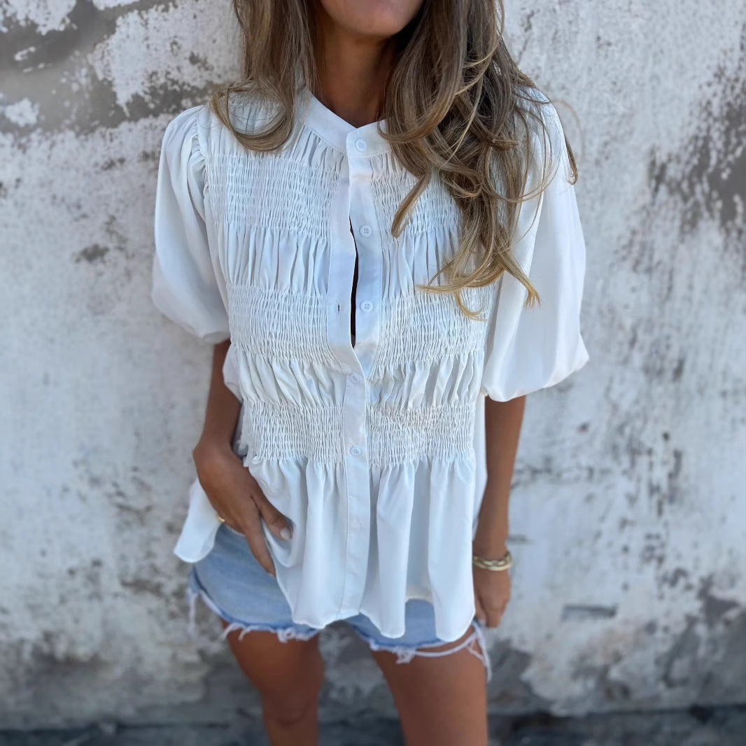 Damebluse med rynker og klassiske knapper Stilla