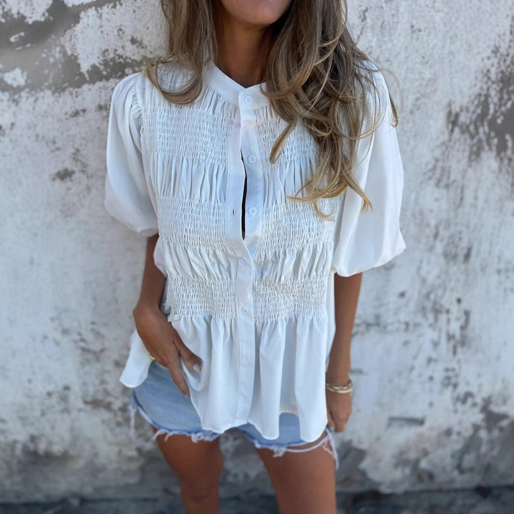 Damebluse med rynker og klassiske knapper Stilla
