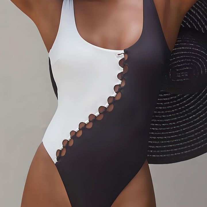Dame En-sidet skåret badeoutfit med gennemgående cut-outs Stilla