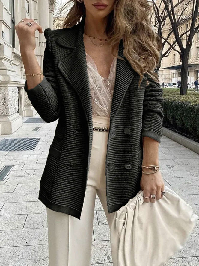 Kvinders elegante strikket blazer med dobbelte knaplukninger og struktureret design Stilla