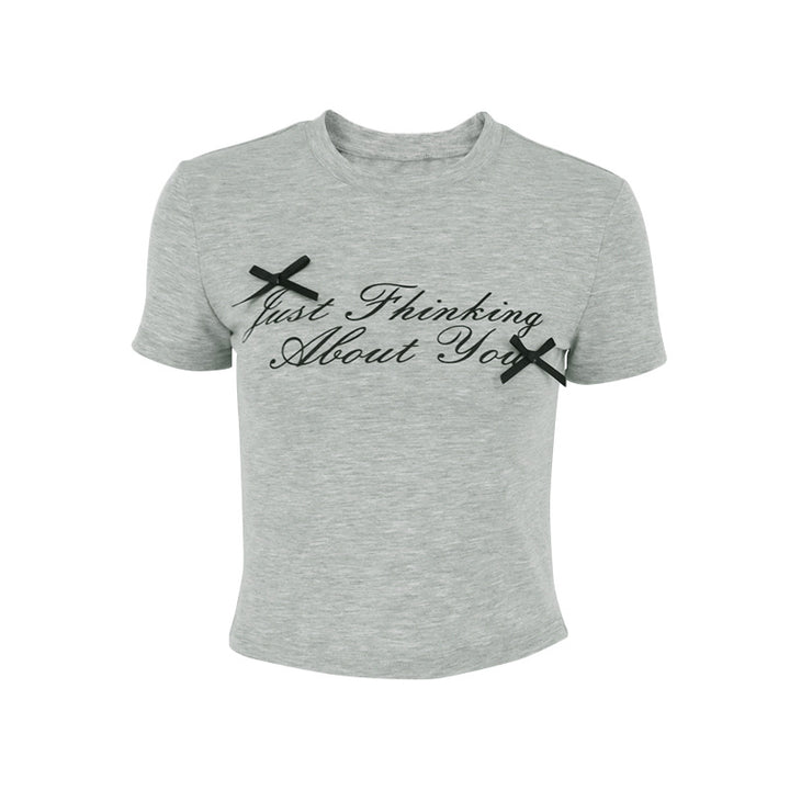 Dame cropped T-shirt med unik skrift og afslappet snit Skovae
