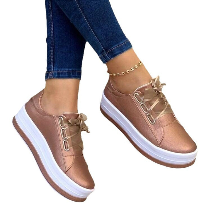 Dame Sneakers med komfortabel plateau og moderne metallic overflade Stilla