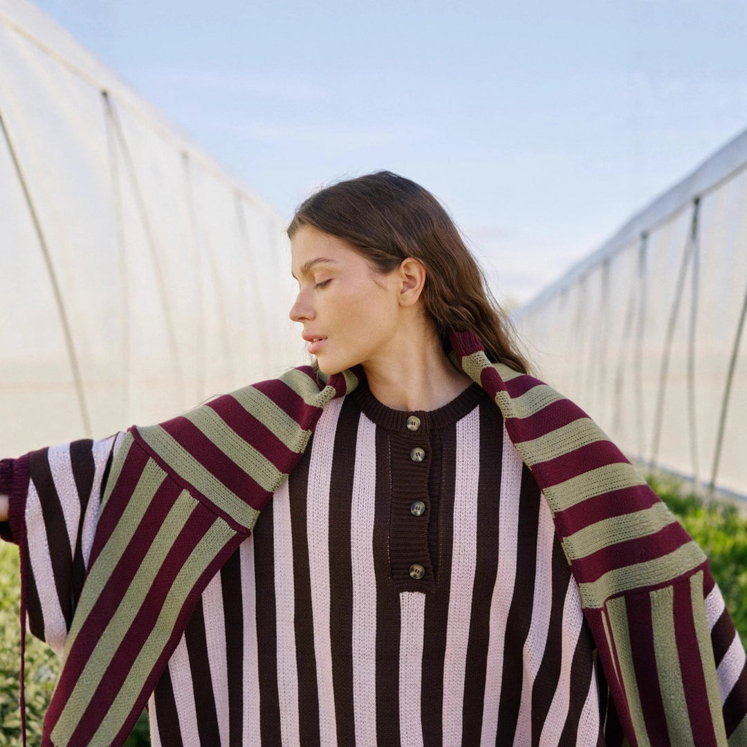 Kvinders stripet oversized sweater med knaplukning og dyb V-hals Stilla