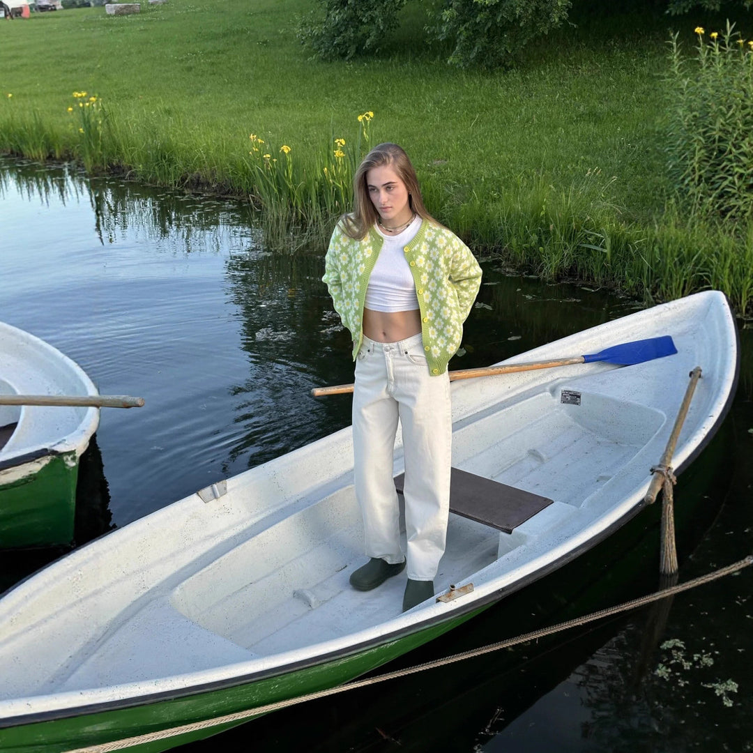 Kvinders cardigan med blomster mønster og farverige knapper Stilla