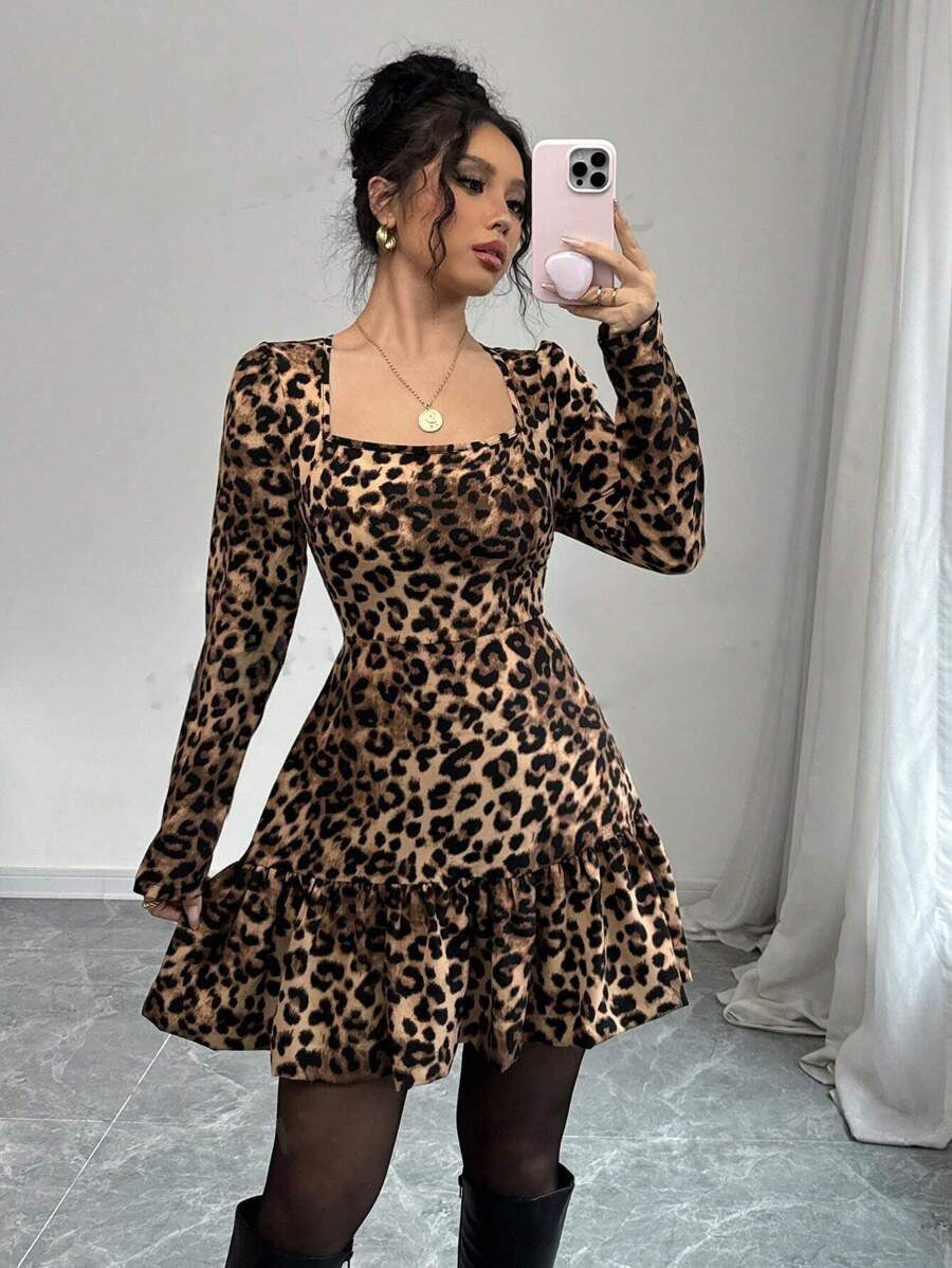Dame leopardmønstret minikjole med voluminøs kant og lang arm Stilla