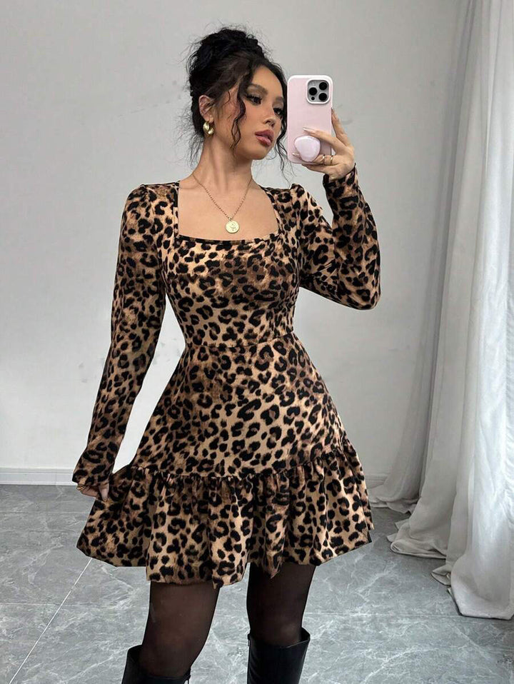 Dame leopardmønstret minikjole med voluminøs kant og lang arm Stilla