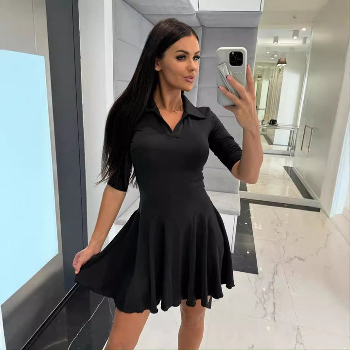 Damekjole med polo-krave og svajende skirt Stilla
