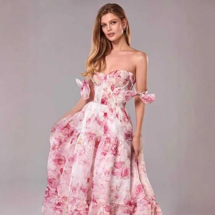 Dame Maxikjole med romantiske blomsterapplikationer og skulderfri design Stilla