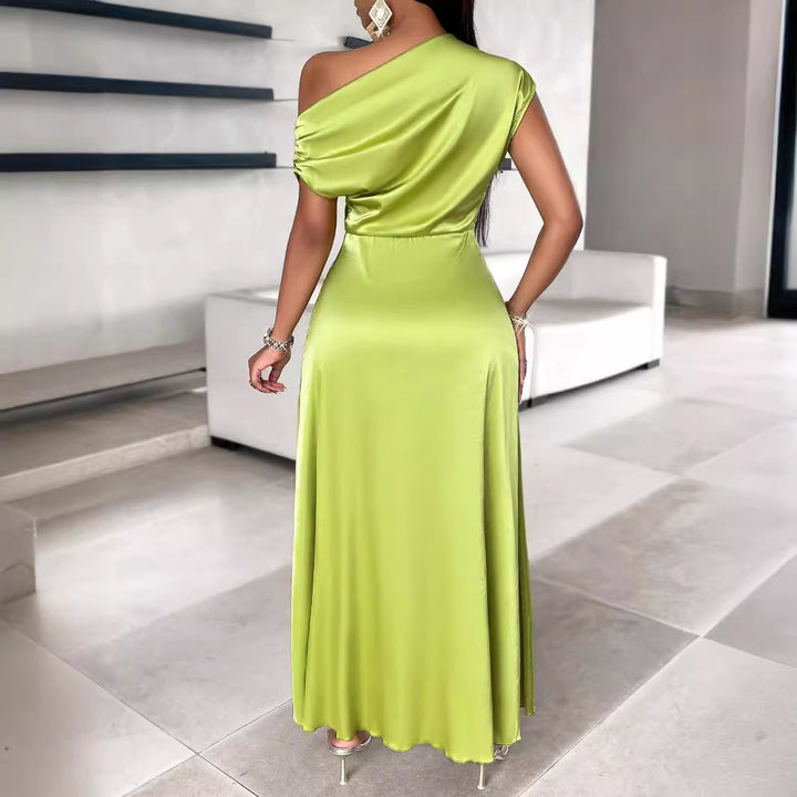 Dame asymmetrisk maxikjole med elegant one-shoulder design og flydende stof Stilla