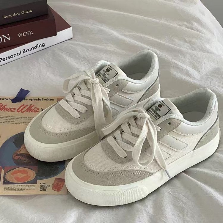 Dame Sporty Sneakers i Retro-stil med komfortabelt ruskindsoverdel og kontrasterende accenter Stilla