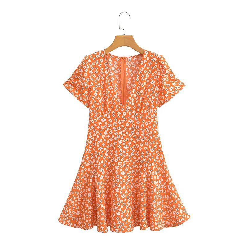 Dame sommerkjole med blomsterprint i elegant snit Stilla