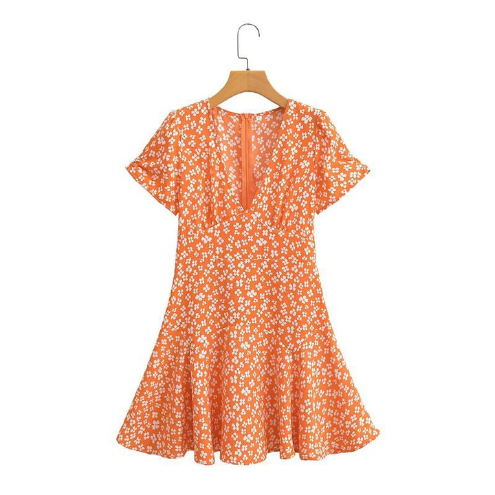Dame sommerkjole med blomsterprint i elegant snit Stilla