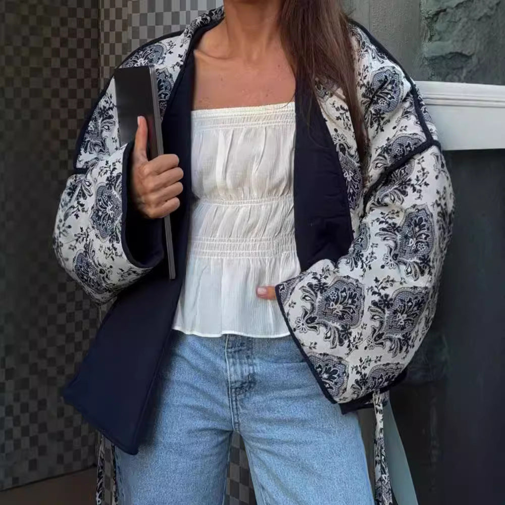 Dame komfortabel Kimono-jakke med blomstret design og praktiske bælter Stilla