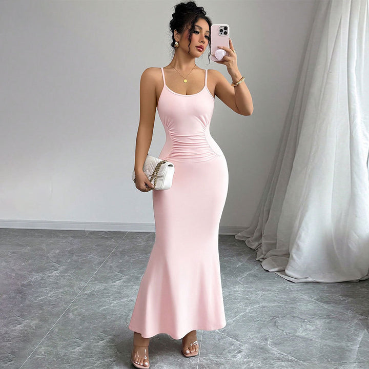 Dame fitted maxi kjole med spaghetti stropper og sofistikeret drapering design Stilla