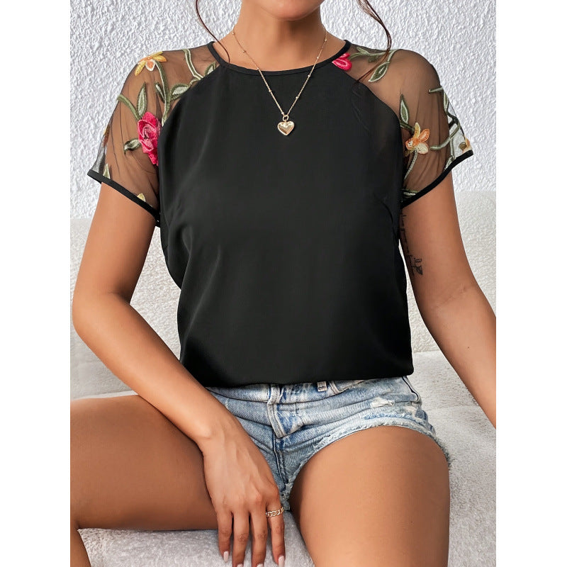 Damebluse med transparente spidsermer og florale detaljer Skovae