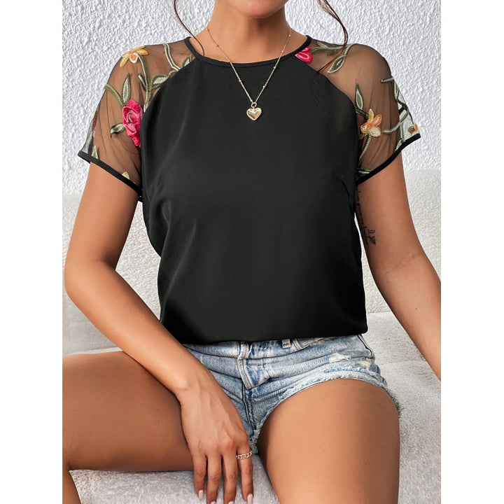 Damebluse med transparente spidsermer og florale detaljer Skovae