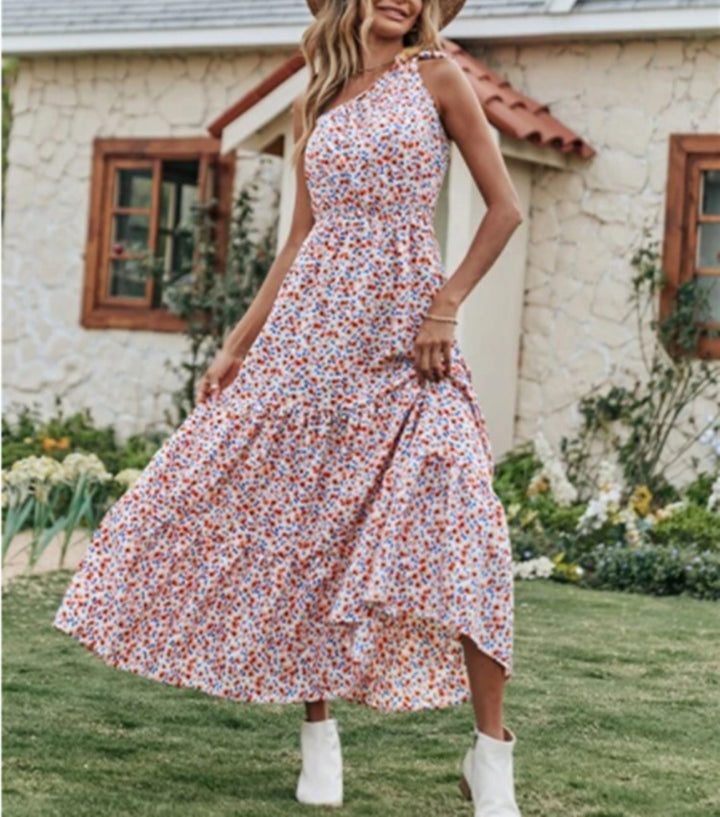 Dame Maxikjole med asymmetrisk snit og blomsterdetaljer Stilla