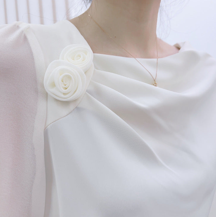 Damebluse med romantisk ruffledetail og elegante knapapplikationer Stilla
