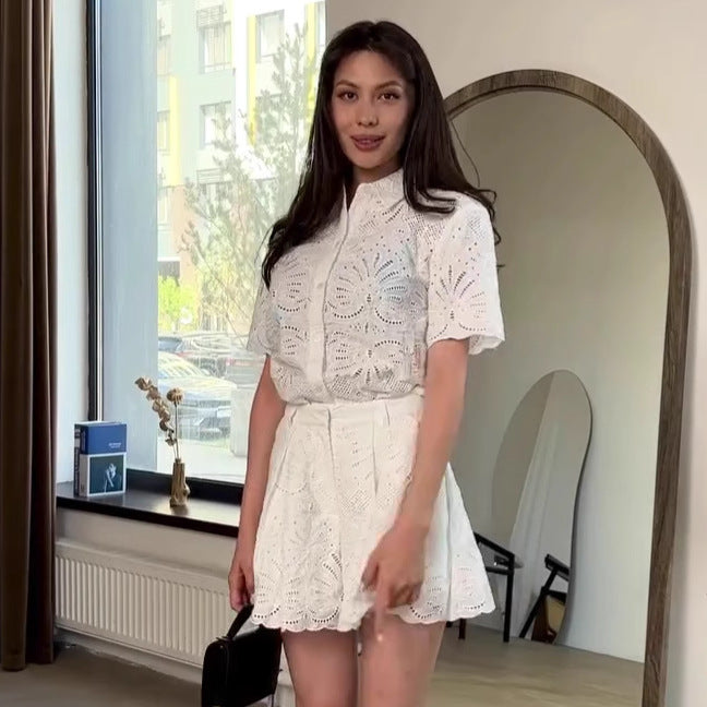 Dame top- og shorts-sæt i perforeret stof med elegante detaljer Stilla