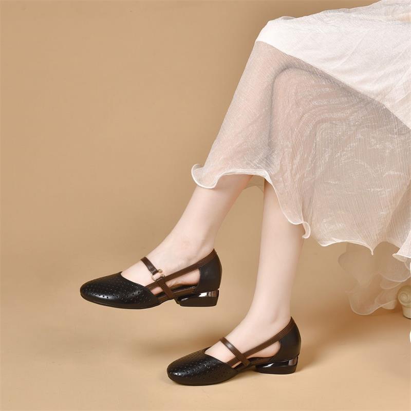 Dame Ballerinas med perforeret design og elegant rem Stilla