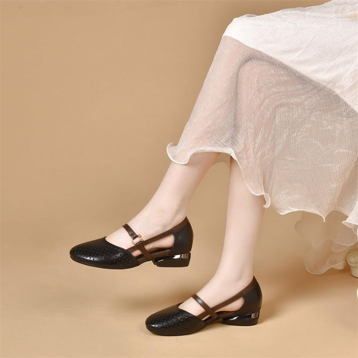 Dame Ballerinas med perforeret design og elegant rem Stilla