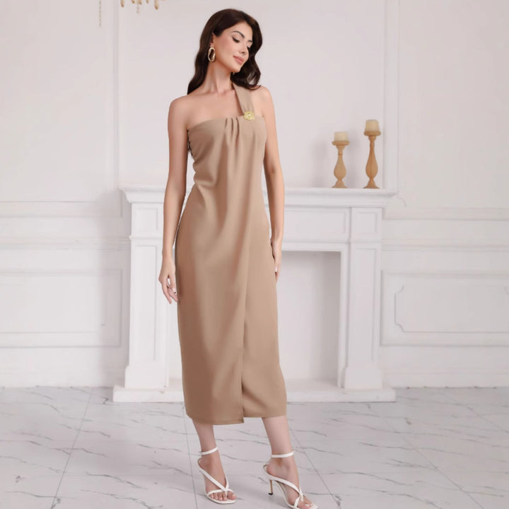 Kvindernes elegante off-the-shoulder maxi kjole med dekorativ detalje