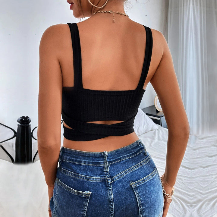 Kvinders tætsiddende crop top med udskæringsdetaljer og moderne ribbad design Stilla