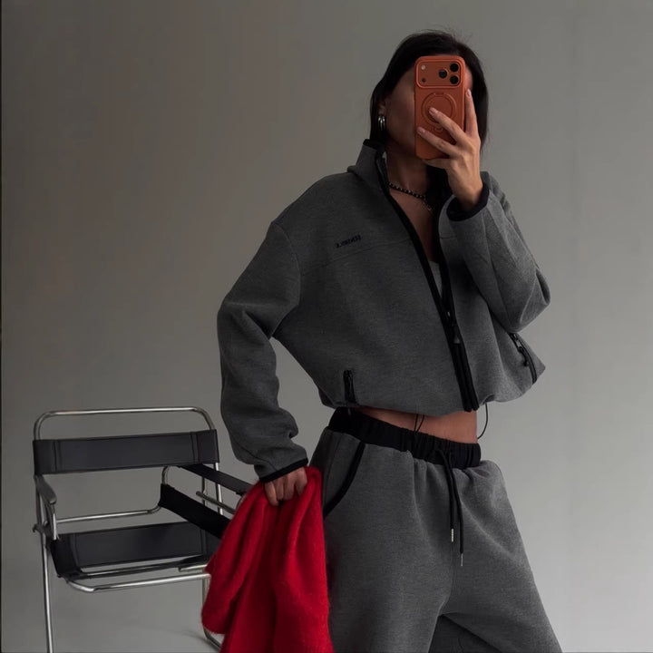 Kvinders komfortable cropped hoodie med høj krave og afslappede joggers Stilla