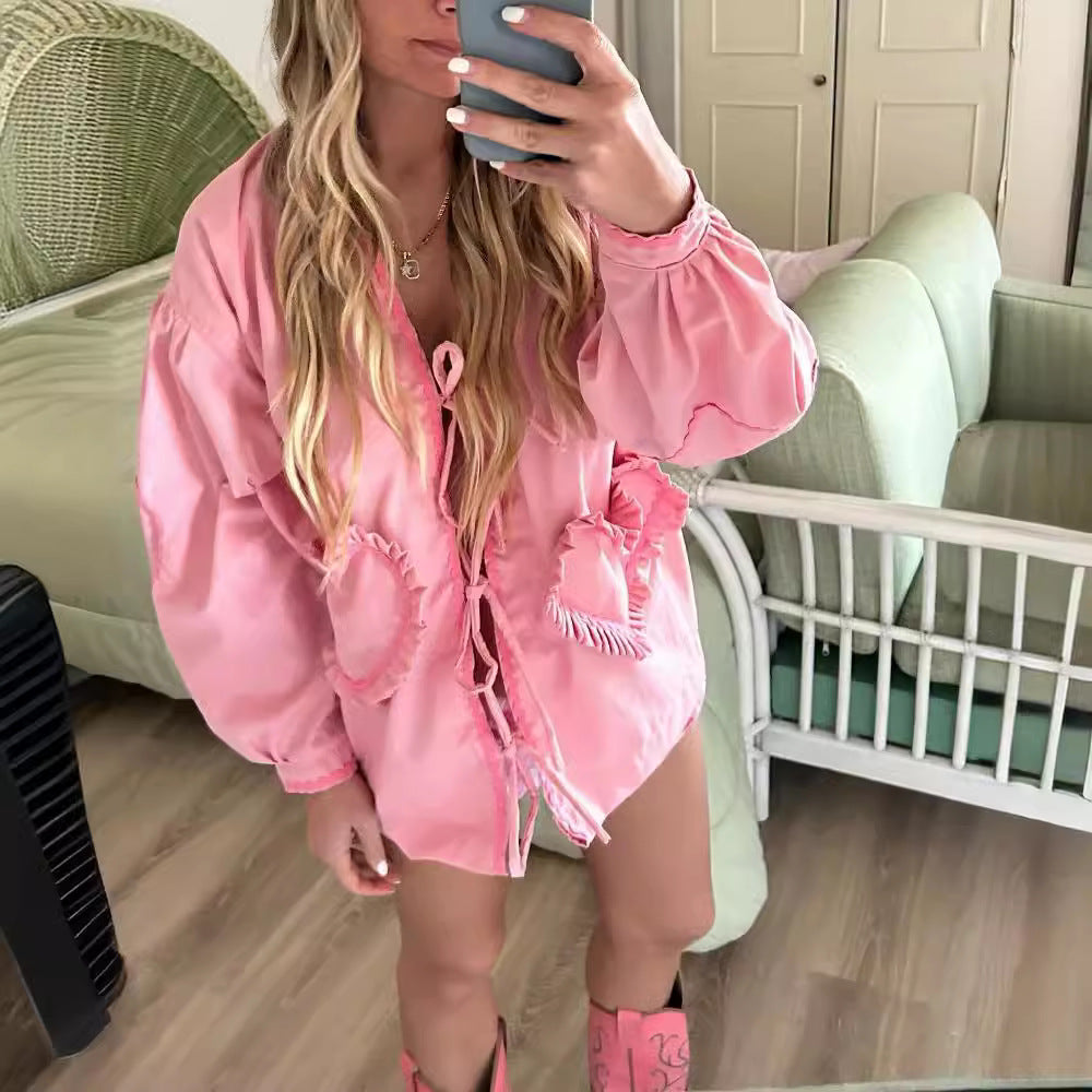 Dame Leges Bluse med Hjerteapplikationer og Volantdetaljer Stilla