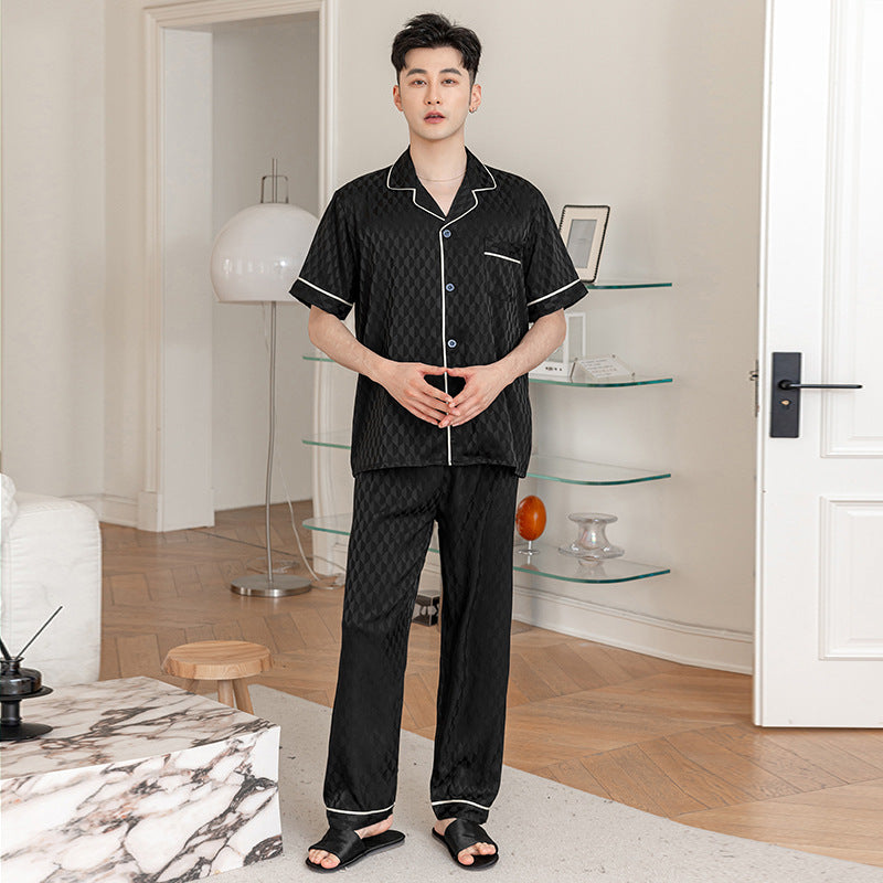 Herre Satin Pyjamasæt med elegant monogram-design og kvalitetsforarbejdning Stilla