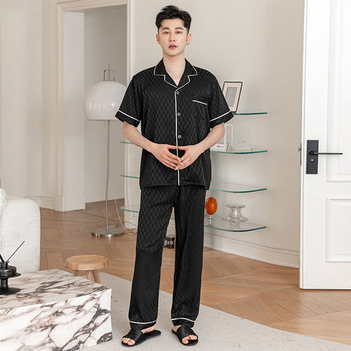 Herre Satin Pyjamasæt med elegant monogram-design og kvalitetsforarbejdning Stilla