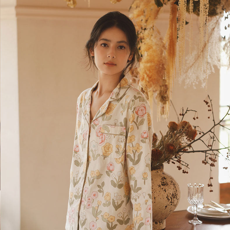 Dame pyjamasæt i let, flydende stof med blomstret design Stilla
