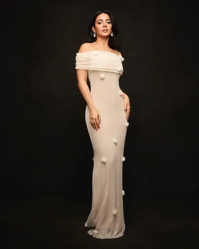 Dame Elegante Aftenkjole med Off-Shoulder Design og florale Applikationer Stilla