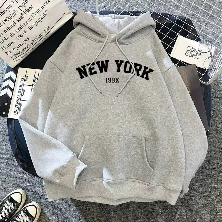 Kvinders hoodie med sporty New York print Skovae