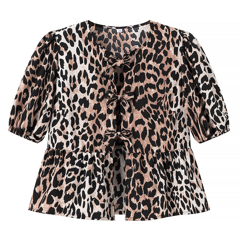 Dame volangbluse med leopardmønster og rynkedetaljer Stilla