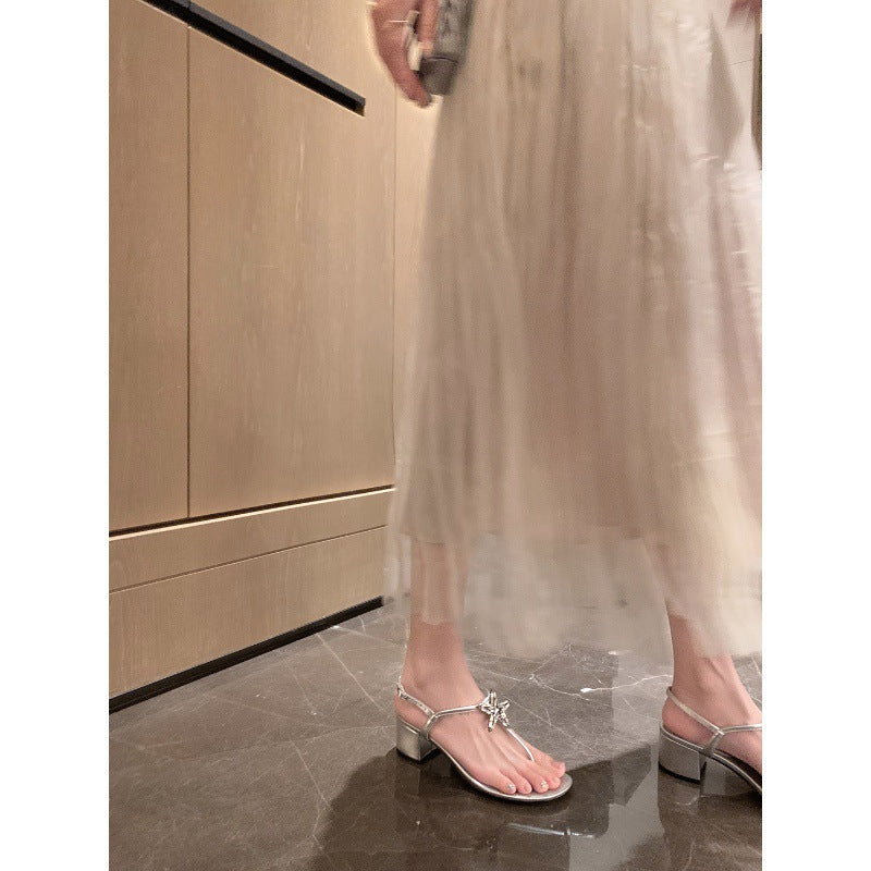 Dame elegante blokhæle T-rem sandal med strass-aksent Stilla
