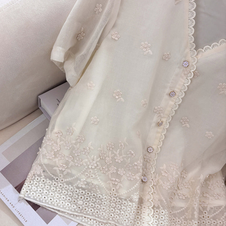 Femme broderet knap-bluse med bølget kant Stilla