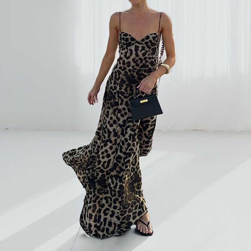 Damerne maxi kjole med dyb halsudskæring og elegant leopardprint Stilla