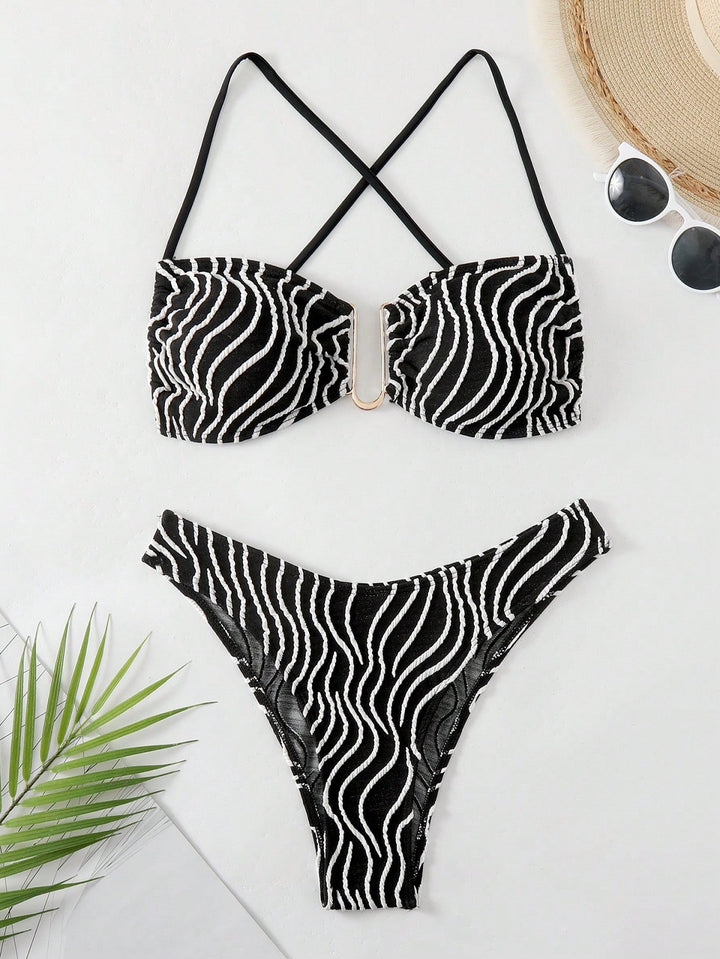 Dame bikini med elegant snit og moderne mønster Skovae