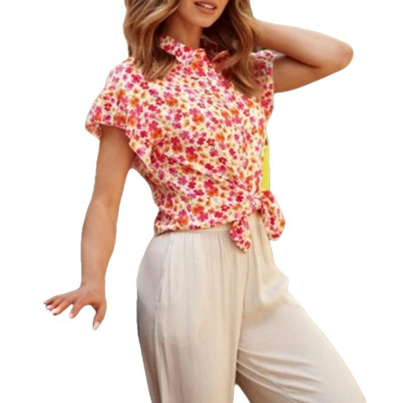 Damebluse med blomsterprint og knaplukning Stilla