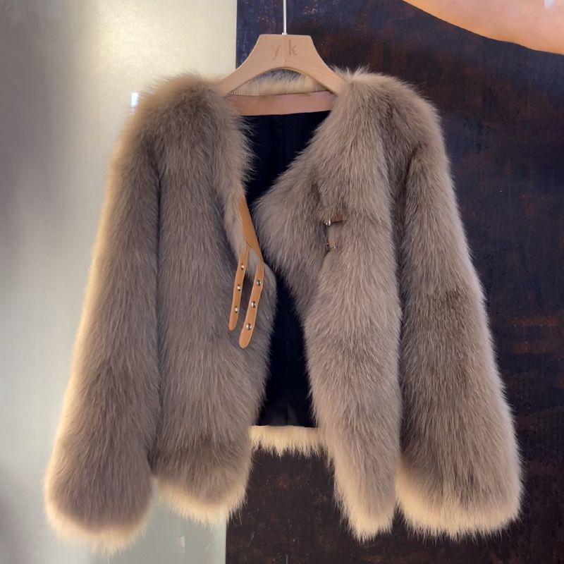 Damerne hyggelige faux fur jakke med elegant snit og dekorative spænder Stilla