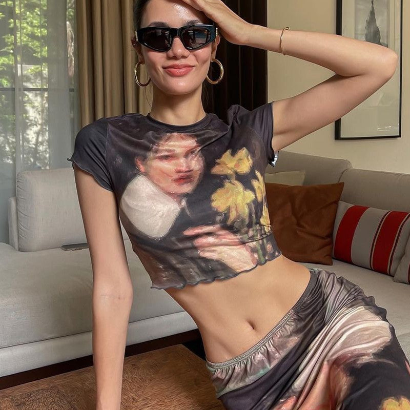 Dame cropped T-shirt med kunstnerisk tryk og tætsiddende pasform Skovae