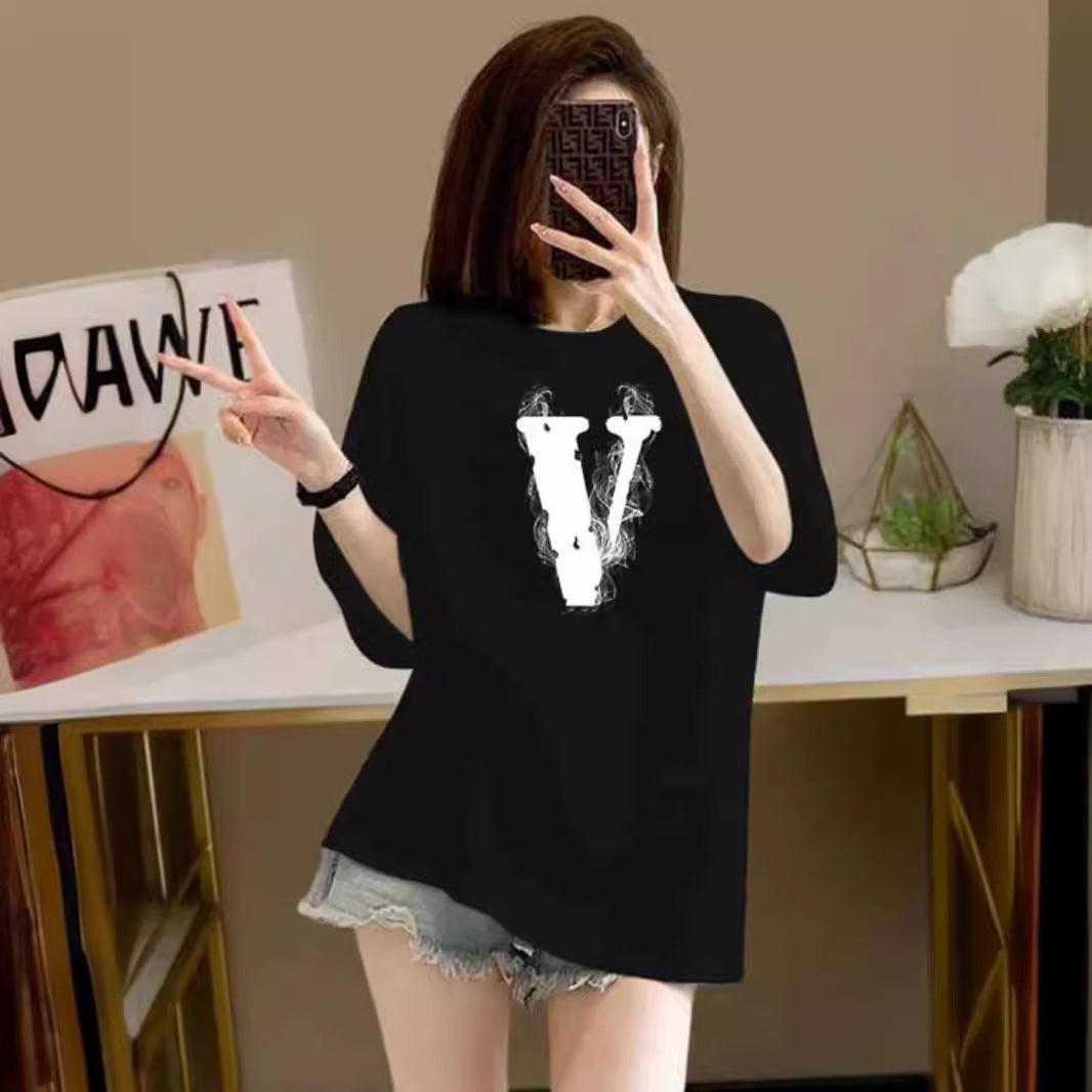 Dame T-Shirt med kreativt V-motiv og afslappet pasform Stilla