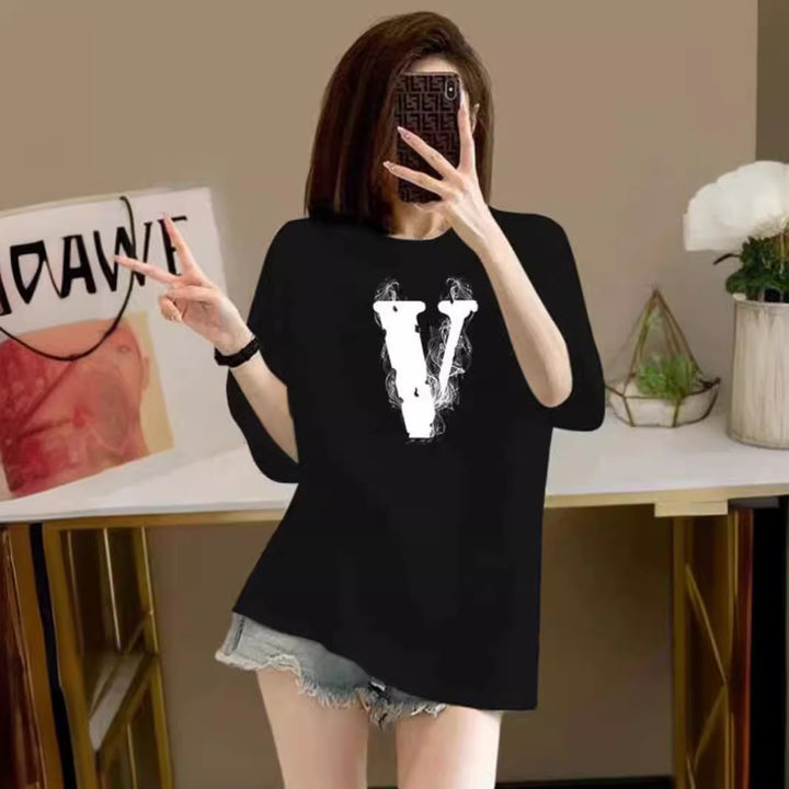 Dame T-Shirt med kreativt V-motiv og afslappet pasform Stilla