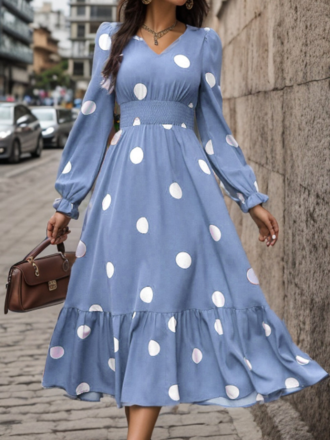 Dame maxikjole med voluminøse ærmer og moderne polka-dot mønster Stilla