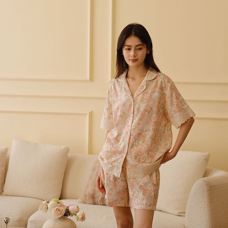 Dame pyjamassæt med delikat blomstermønster og elegant spids Stilla